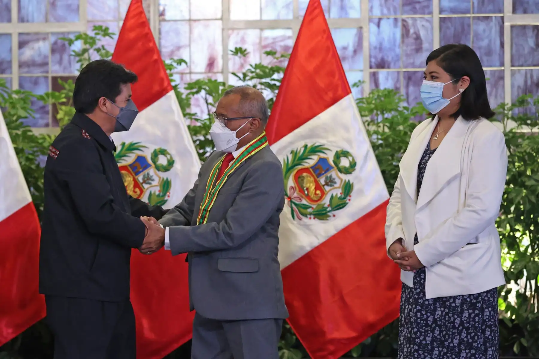 Hernán Chiroque Nole, dirigente de la Federación de Trabajadores en Construcción Civil del Perú y de la Confederación General de Trabajadores del Perú, recibe la condecoración en grado de Comendador.
Foto: ANDINA/Presidencia Perú
