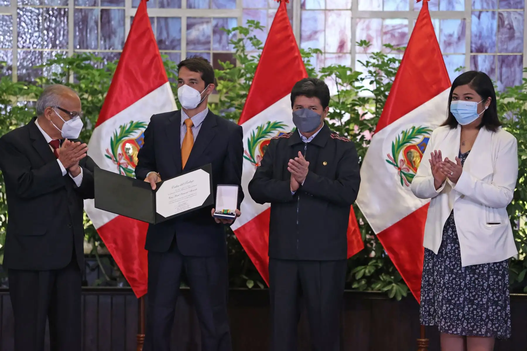 De manera póstuma, Víctor Samamé Morante, exsecretario general del Sindicato del Banco Industrial, recibe la condecoración en grado de Oficial por su lucha en favor de las reivindicaciones de la clase trabajadora peruana.
Foto: ANDINA/Presidencia Perú