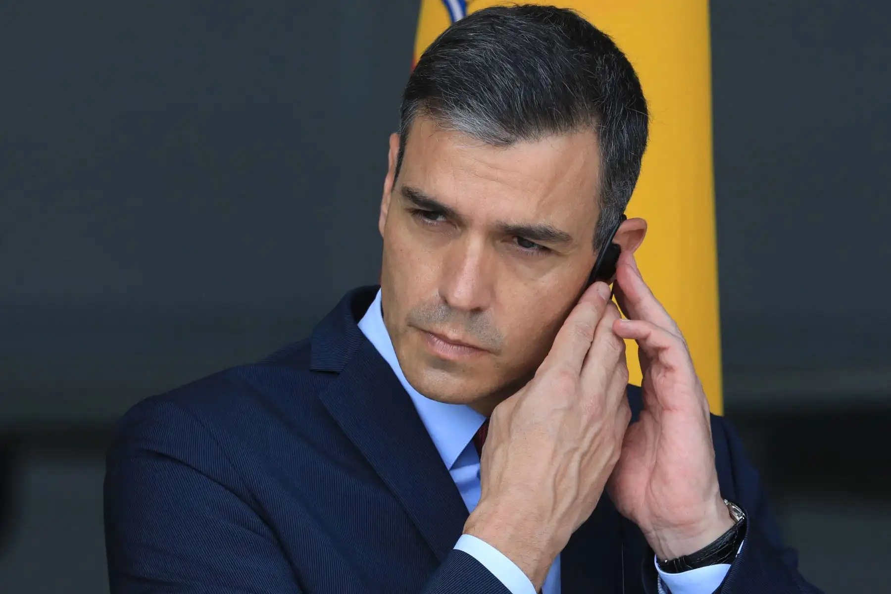 Según el diario El País, los hackers extrajeron 2,6 gigas del teléfono del jefe del gobierno en la primera incursión y 130 megabites en la segunda. Foto: AFP