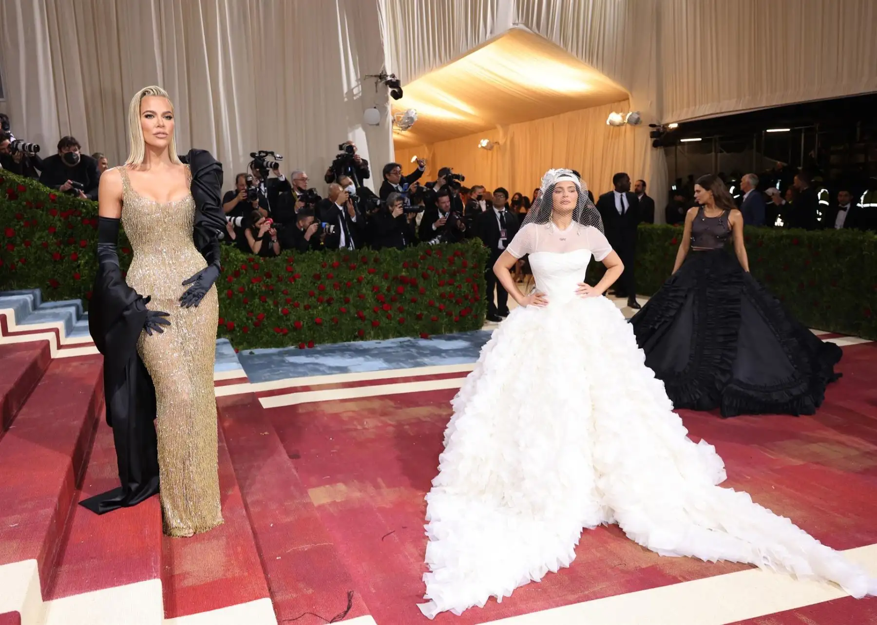 Khloe Kardashian, Kylie Jenner y Kendall Jenner en la alfombra roja de la Met Gala 2022, el evento benéfico anual del Instituto de Vestuario del Museo Metropolitano de Arte, en Nueva York.
Foto: ANDINA/EFE