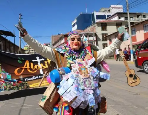La Feria de Alasitas, que se celebra en Puno,  representa el anhelo de prosperidad y abundancia de quienes acuden a comprar miniaturas de casas, autos, dinero u otros artículos con la esperanza de que sus deseos de obtener esos bienes se hagan realidad. ANDINA/Difusión