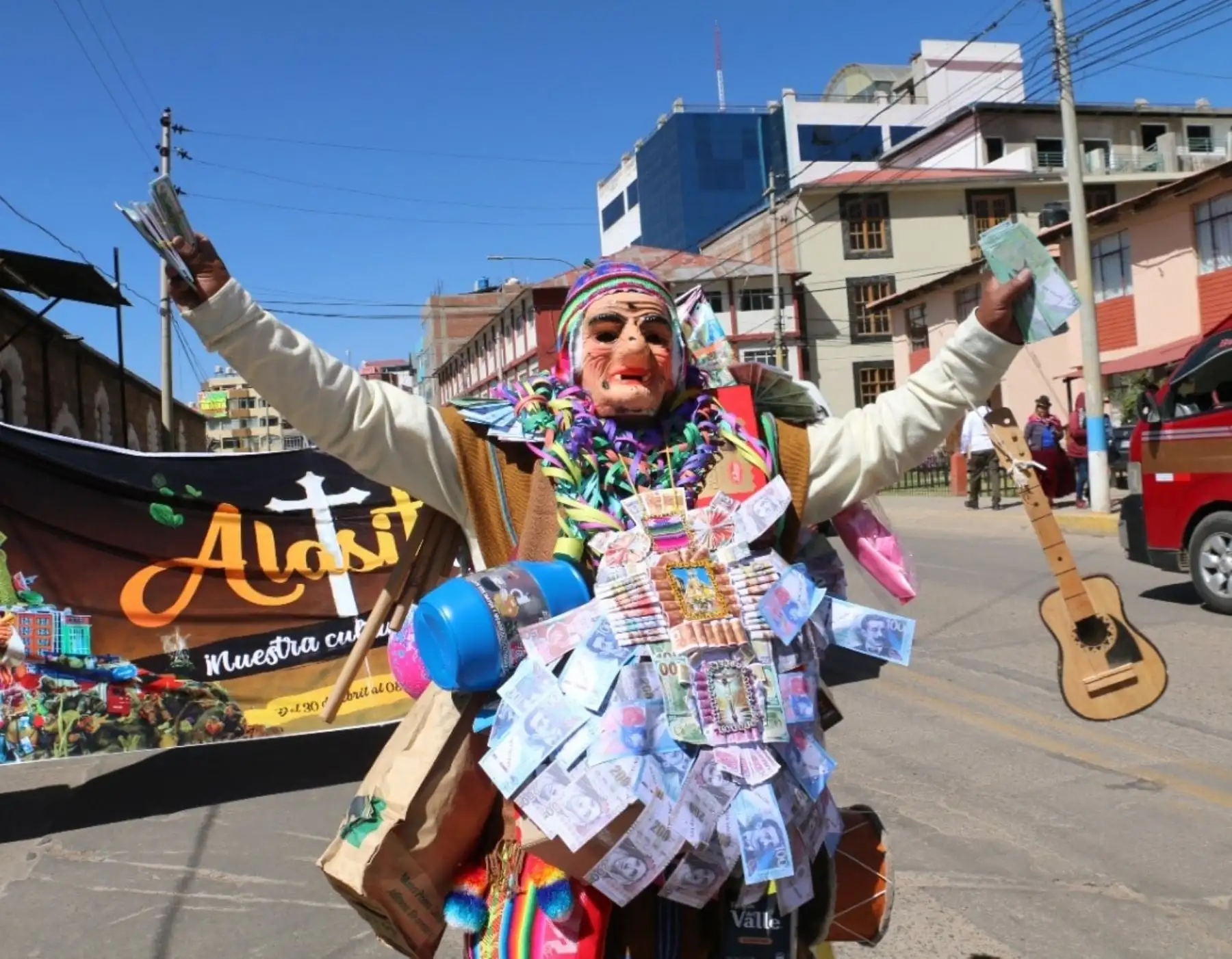 La Feria de Alasitas, que se celebra en Puno,  representa el anhelo de prosperidad y abundancia de quienes acuden a comprar miniaturas de casas, autos, dinero u otros artículos con la esperanza de que sus deseos de obtener esos bienes se hagan realidad. ANDINA/Difusión