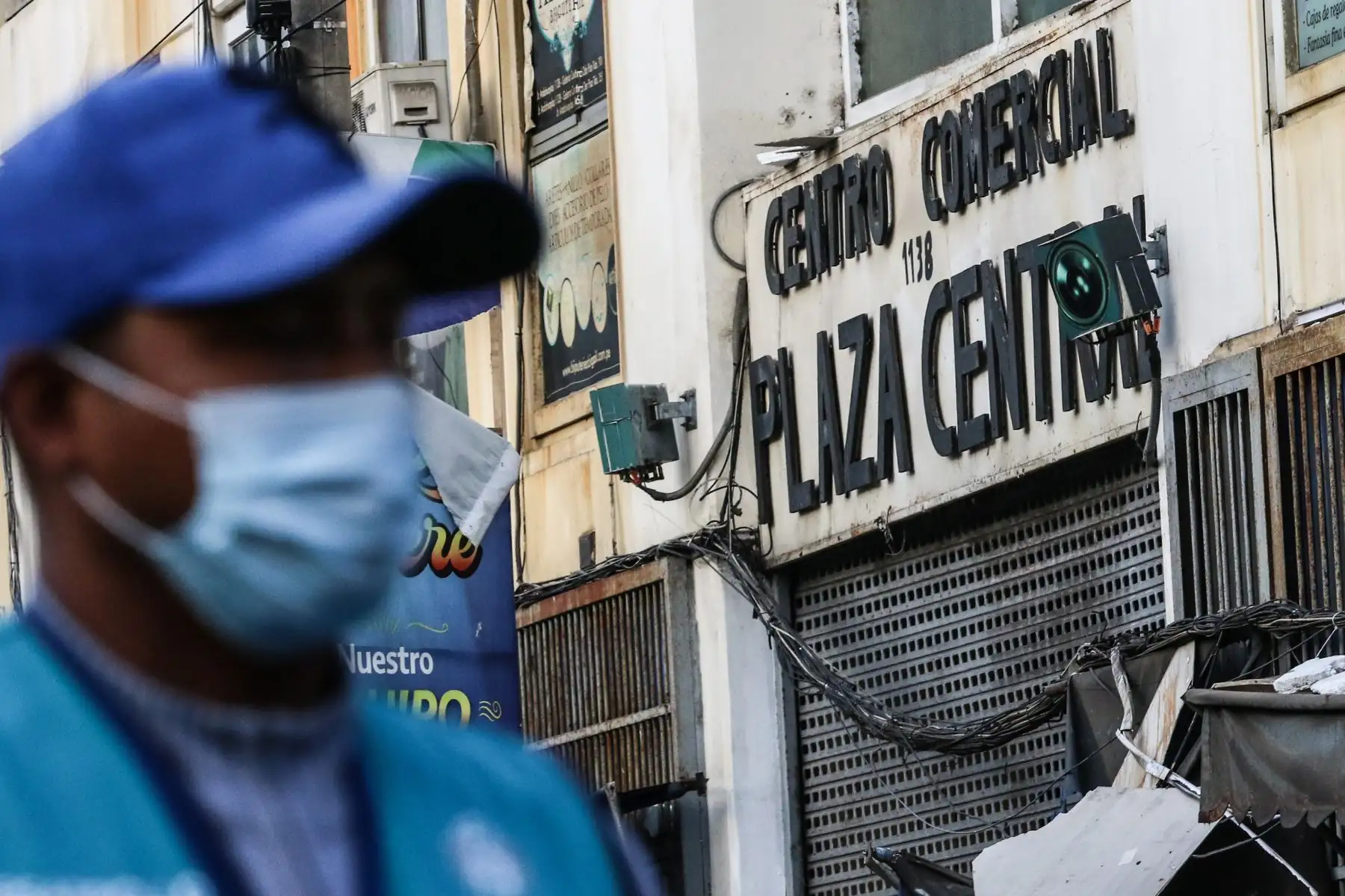 Con el apoyo de maquinaria pesada y operarios, la Municipalidad de Lima retira la construcción antirreglamentaria levantada en los aires de la galería Plaza Central, en el conglomerado Mesa Redonda. Foto: ANDINA/Eddy Ramos
