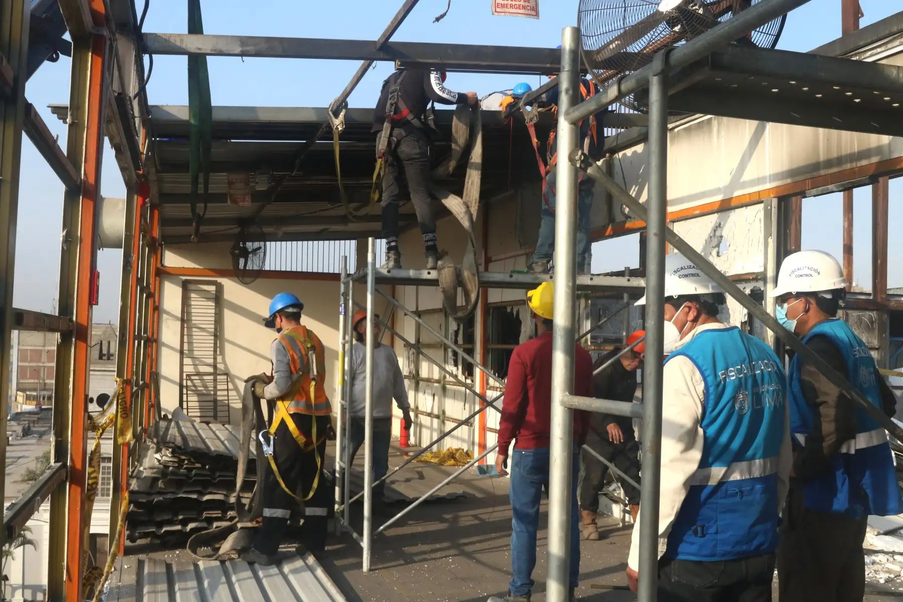 Estas acciones se llevan a cabo debido al alto riesgo que representa la estructura prefabricada ubicada en este inmueble comercial. Foto: ANDINA/Eddy Ramos