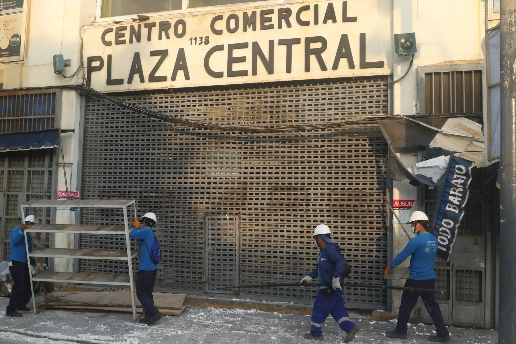 Estas acciones se llevan a cabo debido al alto riesgo que representa la estructura prefabricada ubicada en este inmueble comercial. Foto: ANDINA/Eddy Ramos
