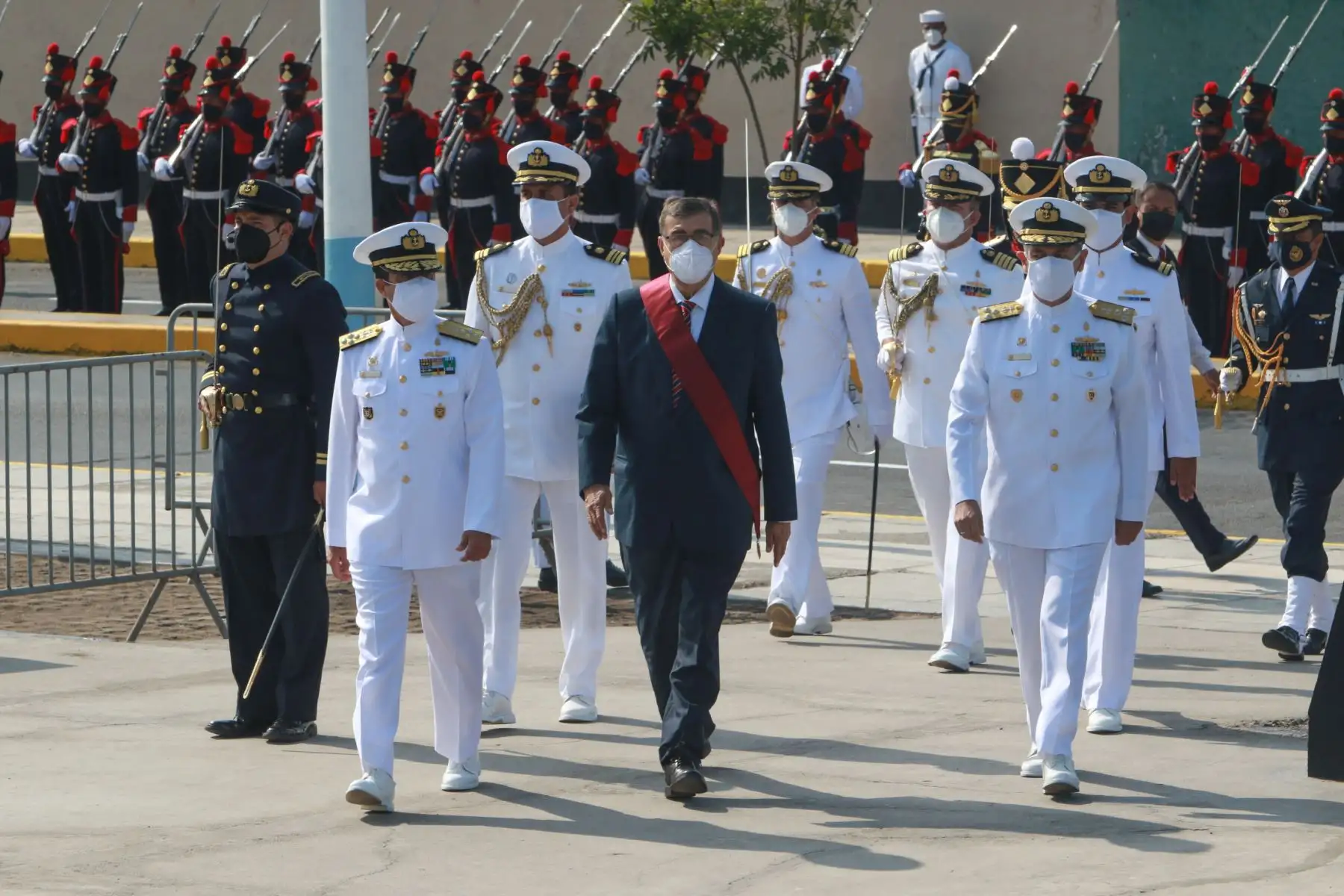 El Gobernador Regional del Callao Dante José Mandriotti Castro, asiste al 156 aniversario del Combate Naval del 2 de Mayo en la Plaza Cañón del Pueblo en el Callao. Foto: ANDINA/ Héctor Vinces