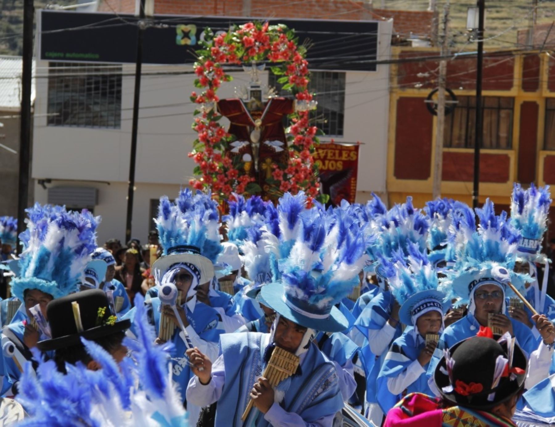 Puno: población de Huancané celebró con baile festividad de la Santísima Cruz