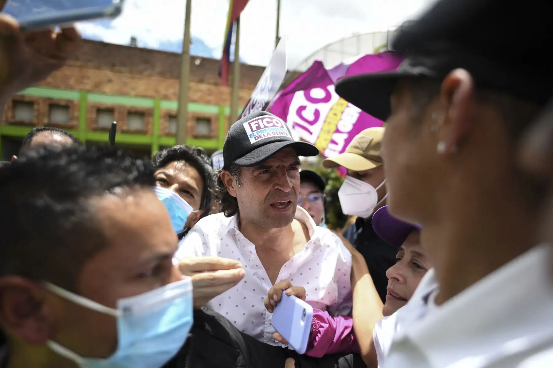 El candidato presidencial colombiano por la coalición Equipo Colombia, Federico Gutiérrez, saluda a sus seguidores durante un mitin de campaña en Bogotá. Foto: AFP