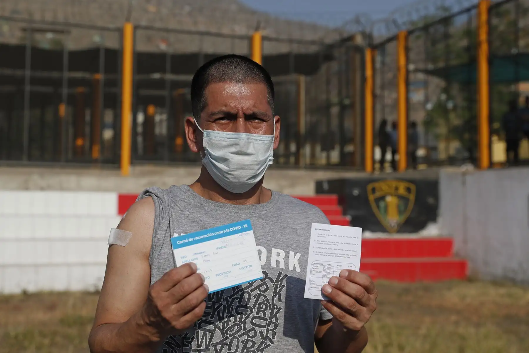 Internos del penal de Lurigancho mostaron su cartilla de vacunación contra la covid-19. Foto: ANDINA/Renato Pajuelo