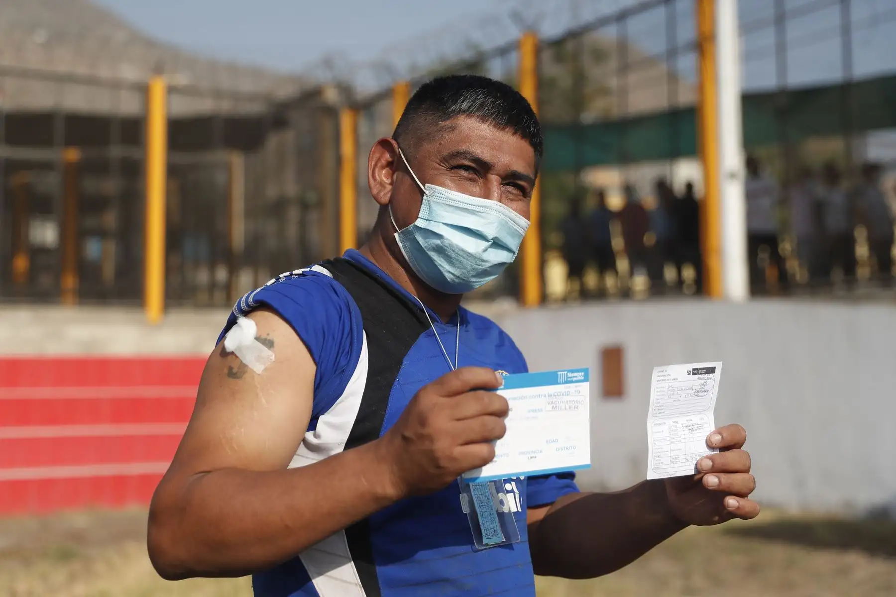Interno del penal de Lurigancho muestra su cartilla de vacunación contra la covid-19, como parte de la jornada de vacunación realizada el día de hoy.
Foto: ANDINA/Renato Pajuelo