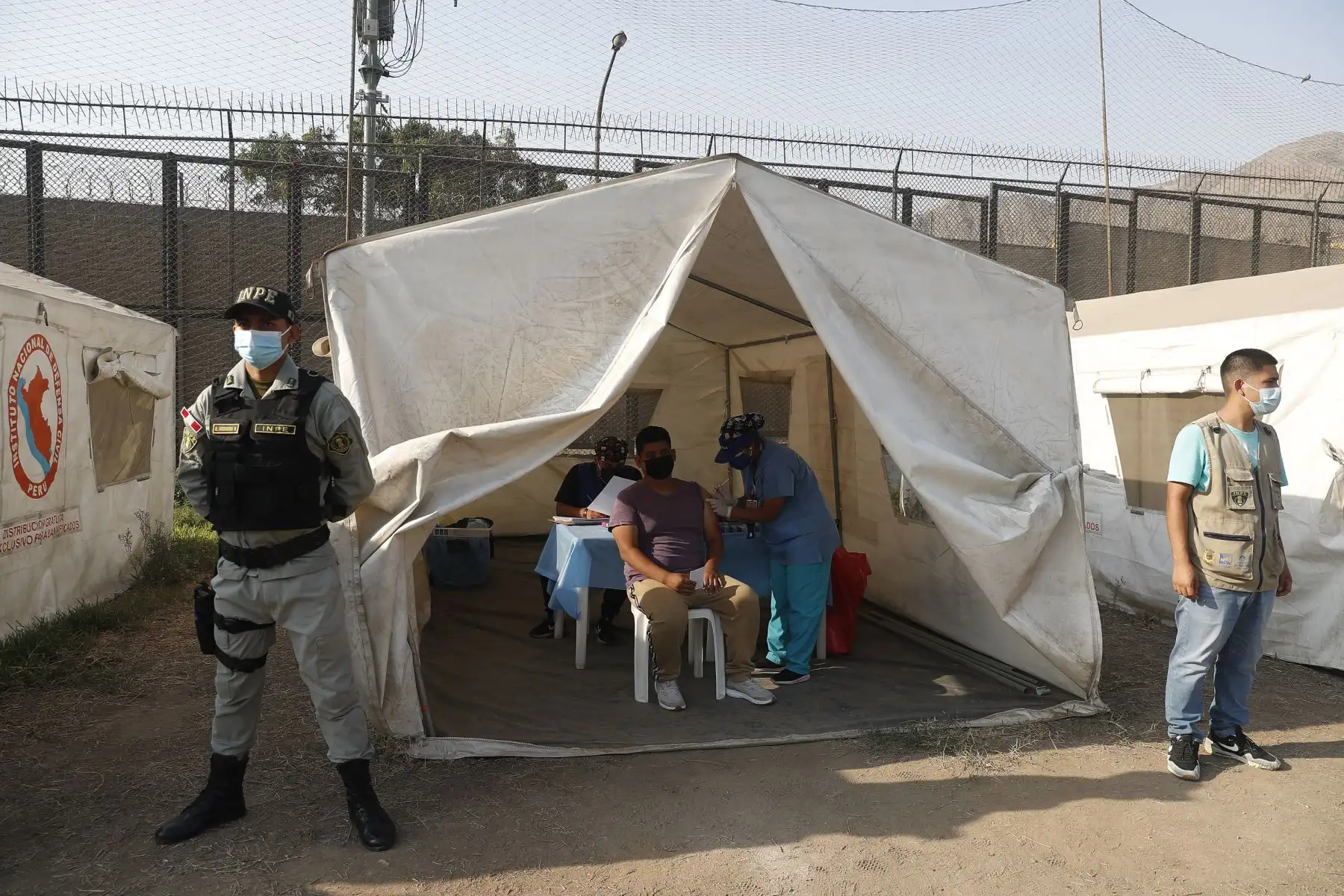 Jornada de vacunación contra el covid-19 en el Penal de Lurigancho con la finalidad de fortalecer la lucha contra la pandemia y facilitar el reinicio de visitas familiares. Foto: ANDINA/Renato Pajuelo