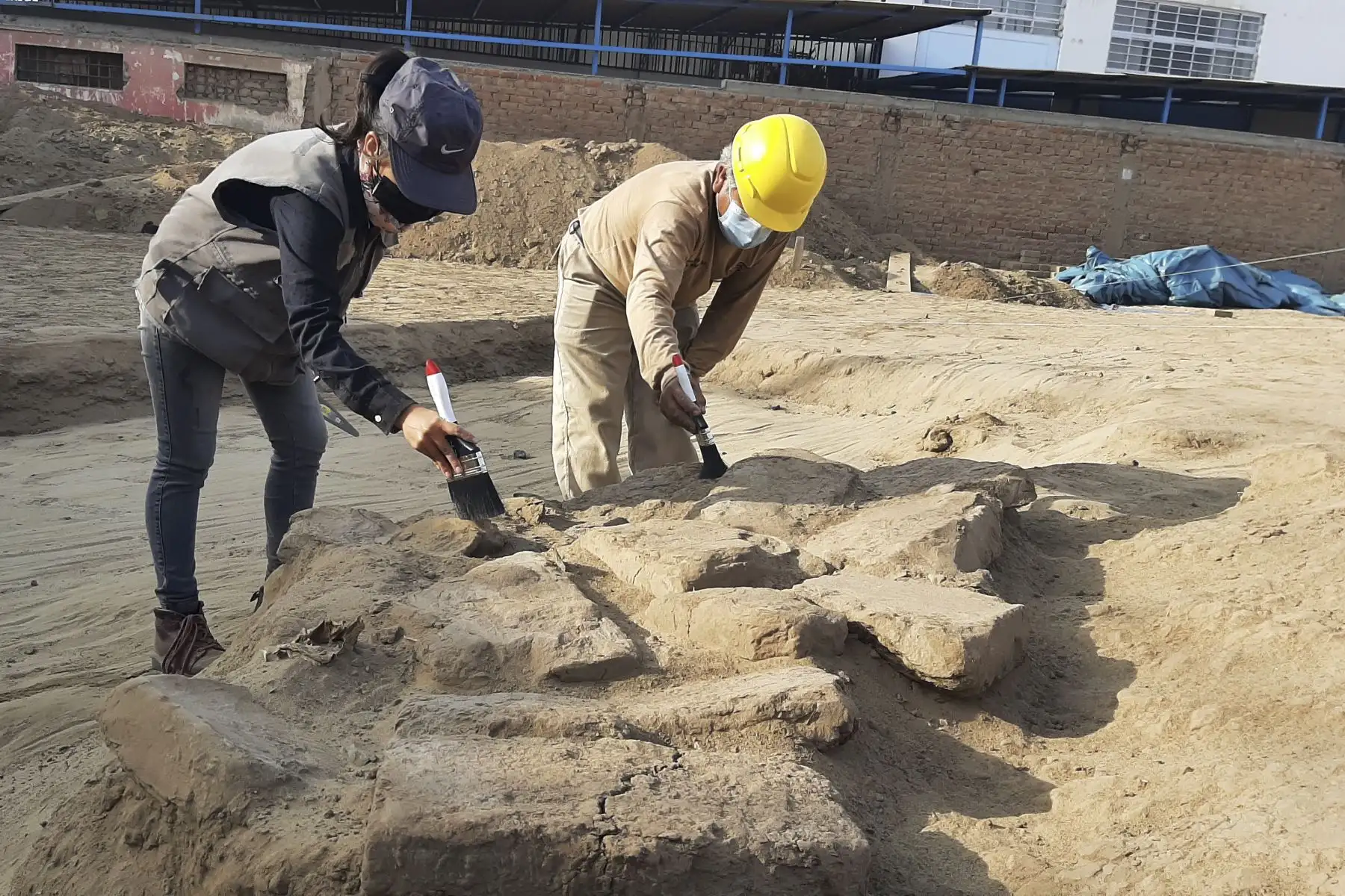 Las evidencias policromáticas halladas en la huaca Takaynamo sugieren la importancia ceremonial de este sitio arqueológico ubicado dentro del complejo Chan Chan, en La Libertad. Foto: ANDINA/Luis Puell