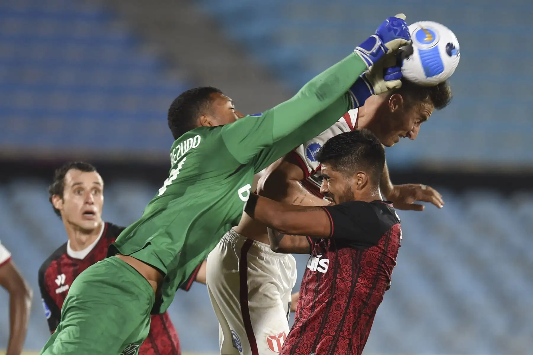 Jorge Cabezudo (izquierda), portero de Melgar de Perú, Melgar Paolo Reyna (derecha) de Perú y José Aja (centro) de River Plate de Uruguay compiten por el balón durante el partido de fútbol de la fase de grupos de la Copa Sudamericana en el Estadio Centenario de Montevideo, el 3 de mayo de 2022.
Foto: AFP