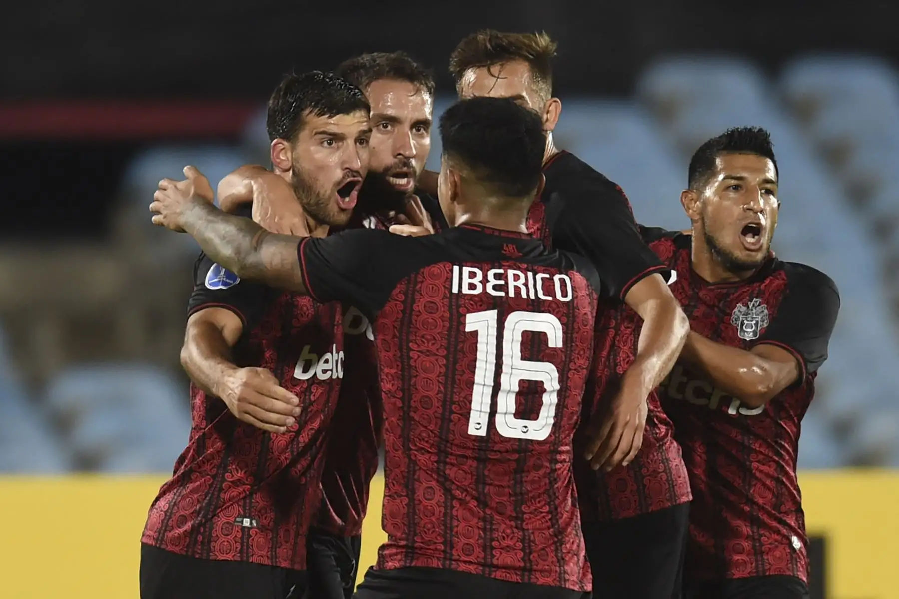 Bernardo Cuesta del Melgar de Perú celebra con sus compañeros después de anotar contra River Plate de Uruguay durante su partido de fútbol de la fase de grupos de la Copa Sudamericana en el Estadio Centenario de Montevideo, el 3 de mayo de 2022.
Foto: AFP
