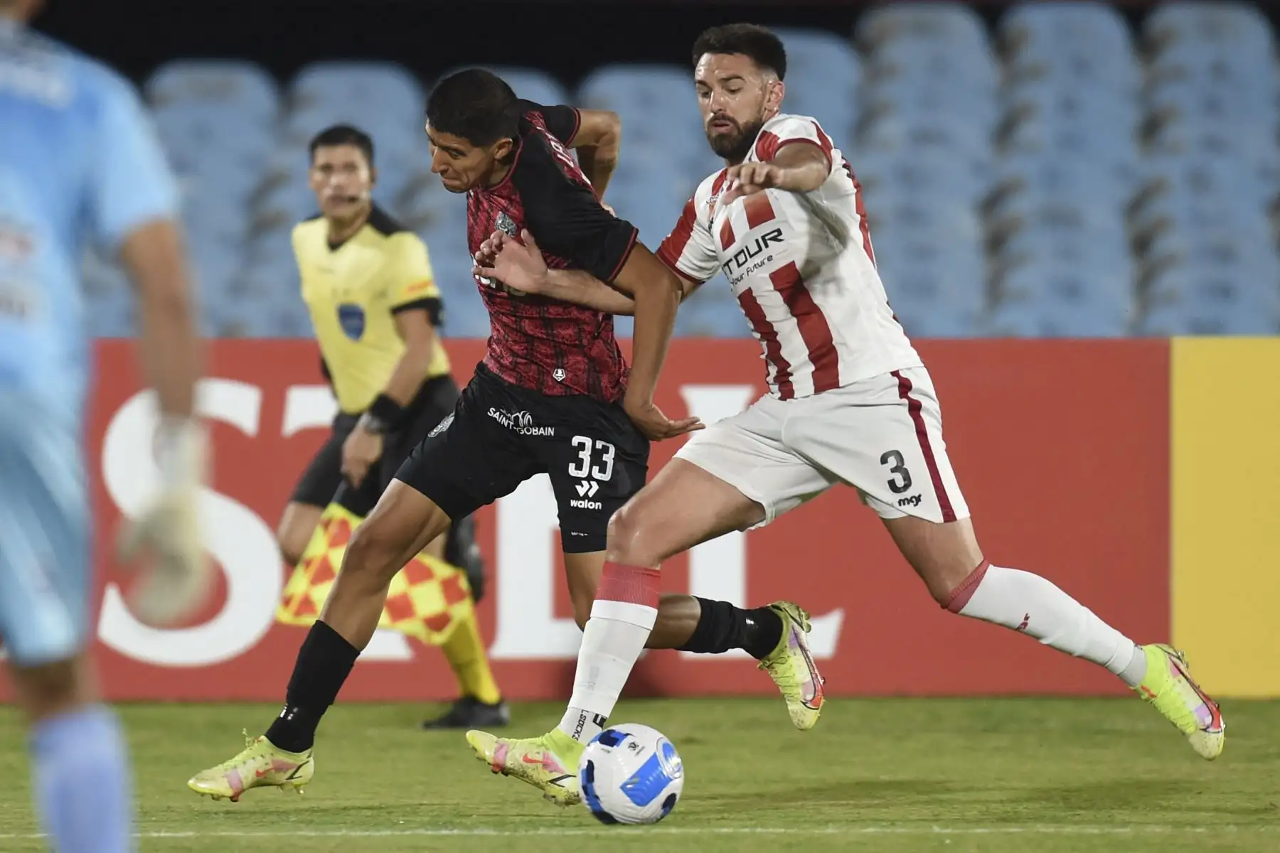 Matías Lazo del Melgar de Perú y Santiago Brunelli de River Plate de Uruguay compiten por el balón durante su partido de fútbol de la fase de grupos de la Copa Sudamericana en el Estadio Centenario de Montevideo, el 3 de mayo de 2022.
Foto: AFP