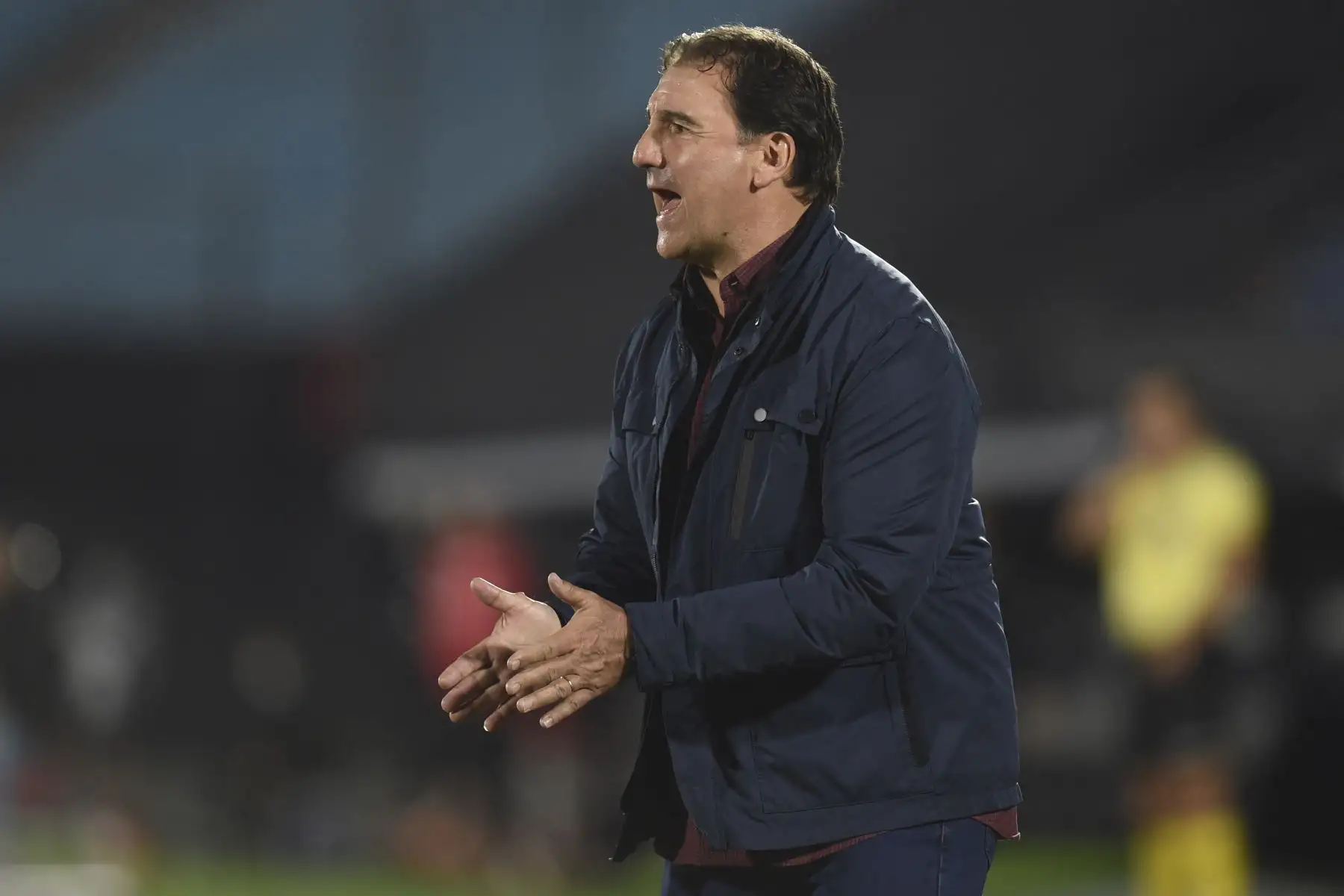 El entrenador de Melgar de Perú, el argentino Néstor Lorenzo, gesticula durante el partido de fútbol de la fase de grupos de la Copa Sudamericana entre River Plate de Uruguay y Melgar de Perú en el Estadio Centenario de Montevideo, el 3 de mayo de 2022.
Foto: AFP