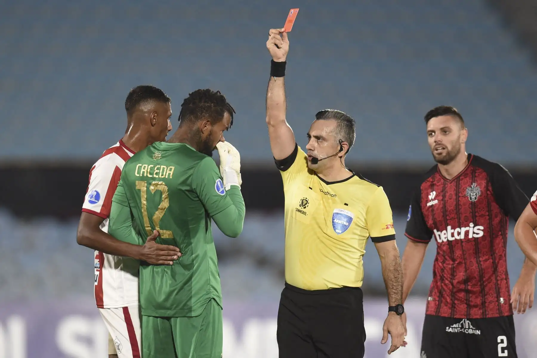 El árbitro paraguayo Carlos Benítez muestra una tarjeta roja al portero de Melgar de Perú Carlos Caceda durante el partido de fútbol de la fase de grupos de la Copa Sudamericana entre River Plate de Uruguay y Melgar de Perú en el Estadio Centenario de Montevideo, el 3 de mayo de 2022.
Foto: AFP