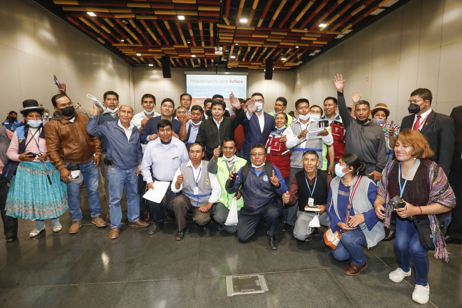 El presidente Pedro Castillo participó en reunión con representantes de la provincia de San Román, región Puno, en el Centro de Convenciones de Lima. Foto: ANDINA/Prensa Presidencia