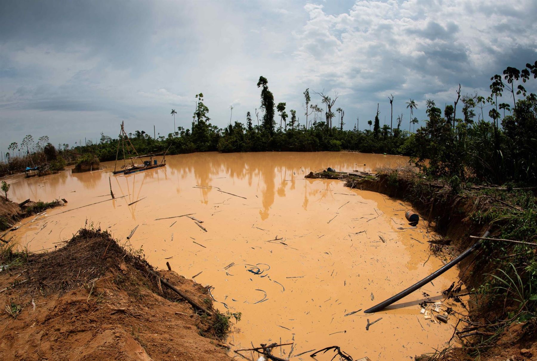 Contaminacion de la amazonia peruana por mineria ilegal. La región Madre de Dios es la más afectada por esta actividad ilícita.