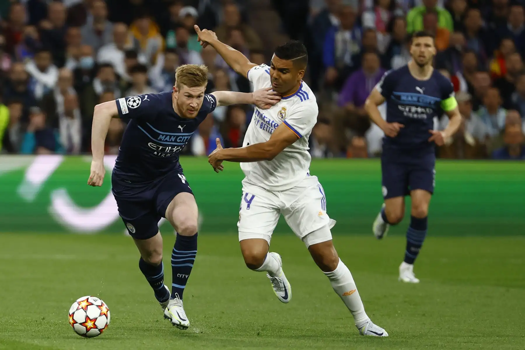 El centrocampista brasileño del Real Madrid Carlos Casemiro (d) lucha con el belga Kevin De Bruyne, del Mancester City, durante el partido de semifinales de la Liga de Campeones que se disputa este miércoles en el estadio Santiago Bernabéu, en Madrid. EFE/Sergio Pérez