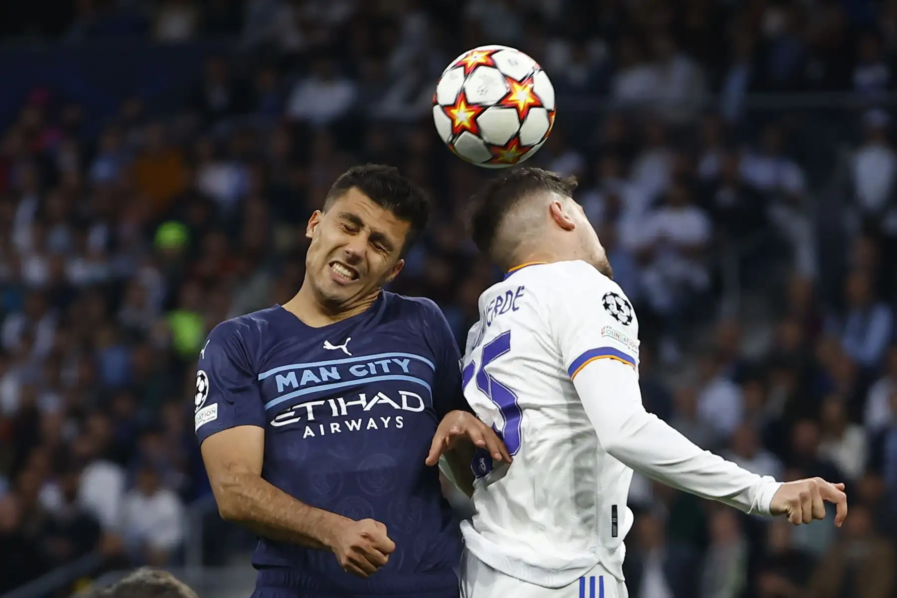 El centrocampista español del Manchester City, Rodrigo (i), disputa el balón ante el centrocampista uruguayo del Real Madrid, Fede Valverde, durante el encuentro correspondiente a la vuelta de las semifinales de la Liga de Campeones que disputan hoy miércoles en el estadio Santiago Bernabéu, en Madrid . Foto: EFE