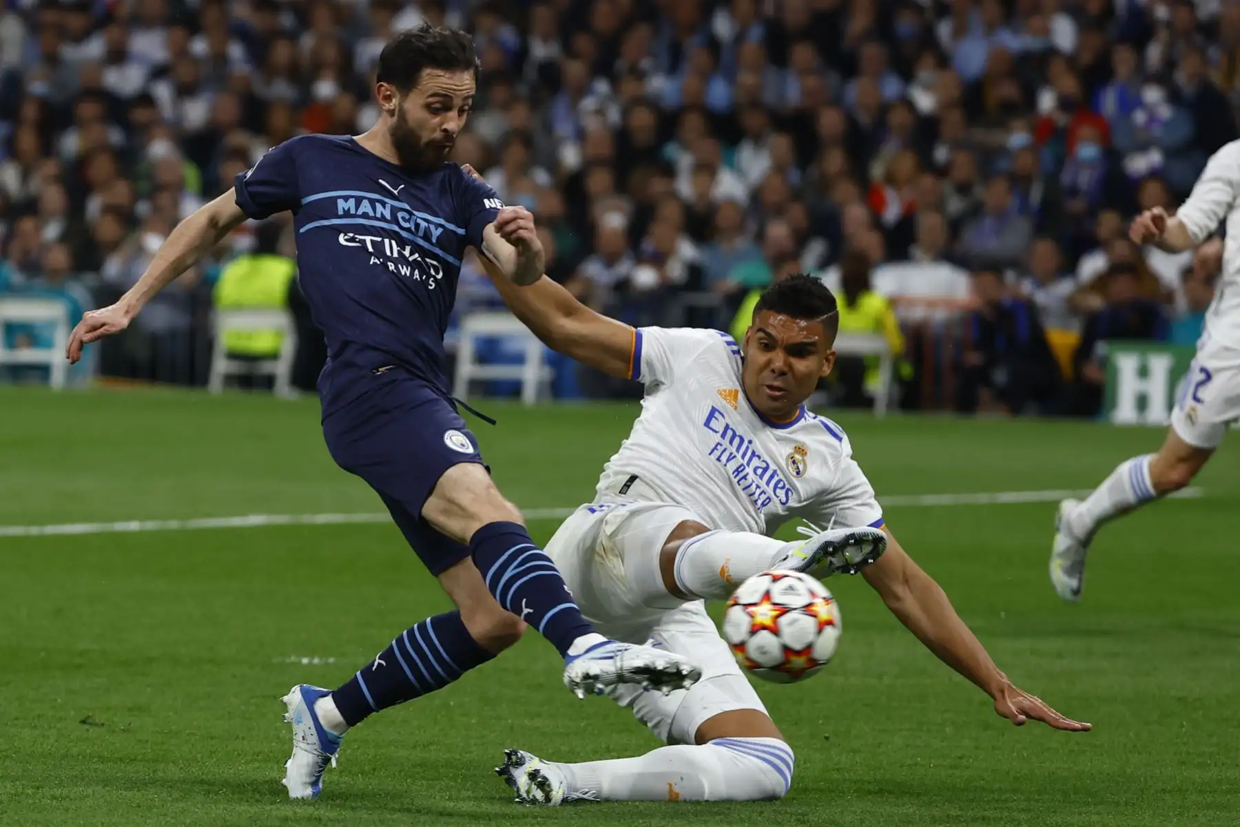 El centrocampista brasileño del Real Madrid, Carlos Henrique Casemiro (d), intenta cortar el avance del centrocampista portugués del Manchester City, Bernardo Silva, durante el encuentro correspondiente a la vuelta de las semifinales de la Liga de Campeones que disputan hoy miércoles en el estadio Santiago Bernabéu, en Madrid . Foto: EFE