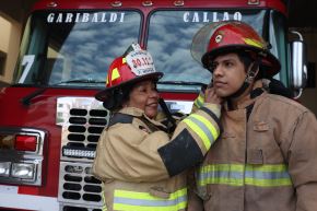 Flor de María Moya Bustíos y Néstor Gómez Moya son madre e hijo miembros de la compañía de bomberos Garibaldi 7 del  Callao. Foto: ANDINA/Melina Mejía