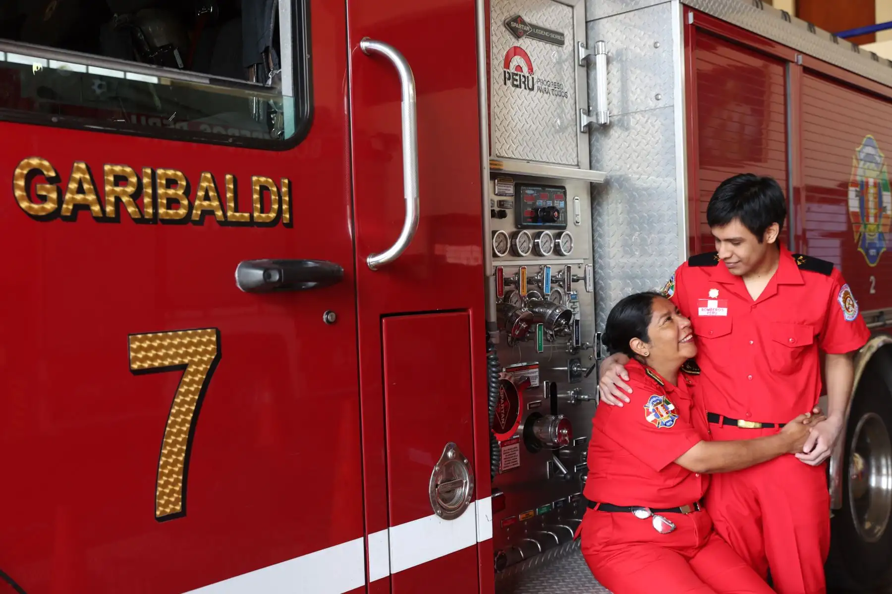 Flor de María Moya Bustíos y Néstor Gómez Moya son madre e hijo miembros de la compañía de bomberos Garibaldi 7 del  Callao. Foto: ANDINA/Melina Mejía