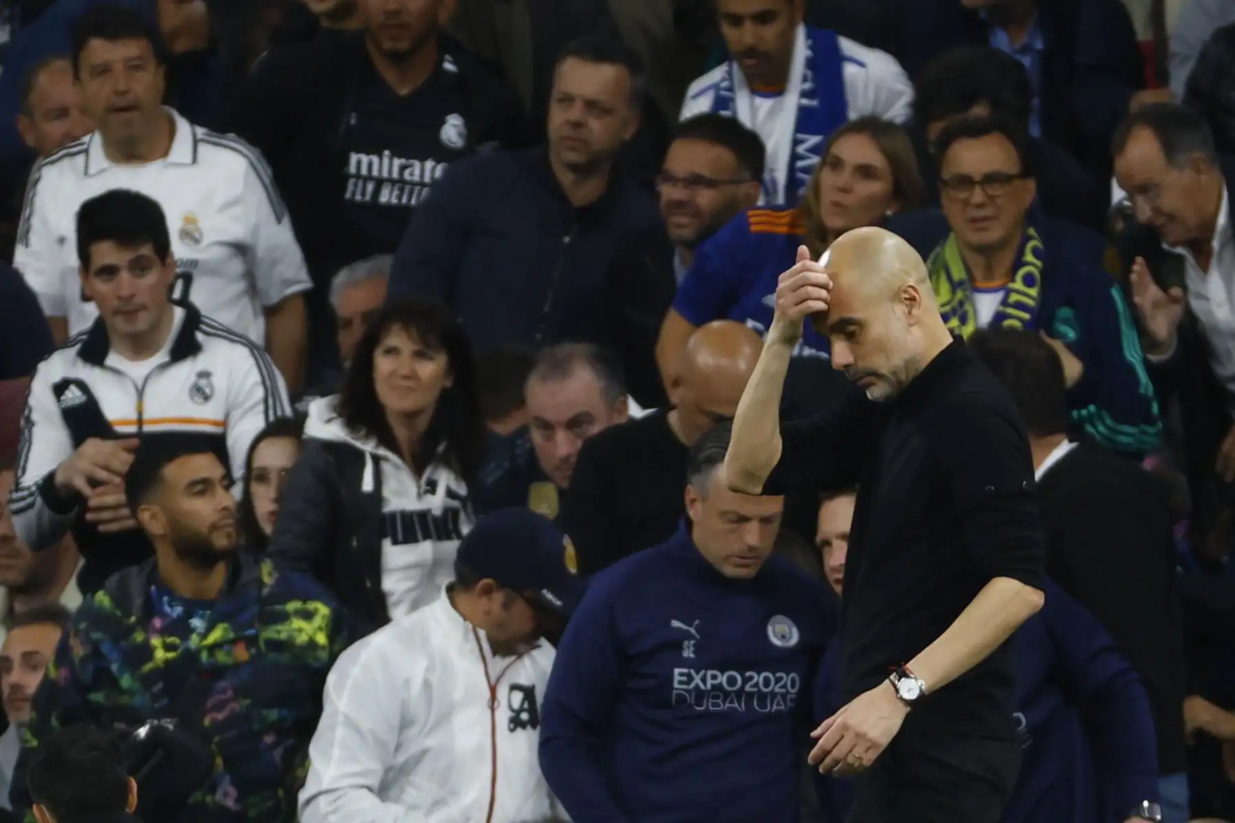 El entrenador del Manchester City, Pep Guardiola, tras el tercer gol del Real Madrid en el partido de semifinales de la Liga de Campeones que Real Madrid y Mancester City disputan este miércoles en el estadio Santiago Bernabéu, en Madrid. 
Foto: EFE