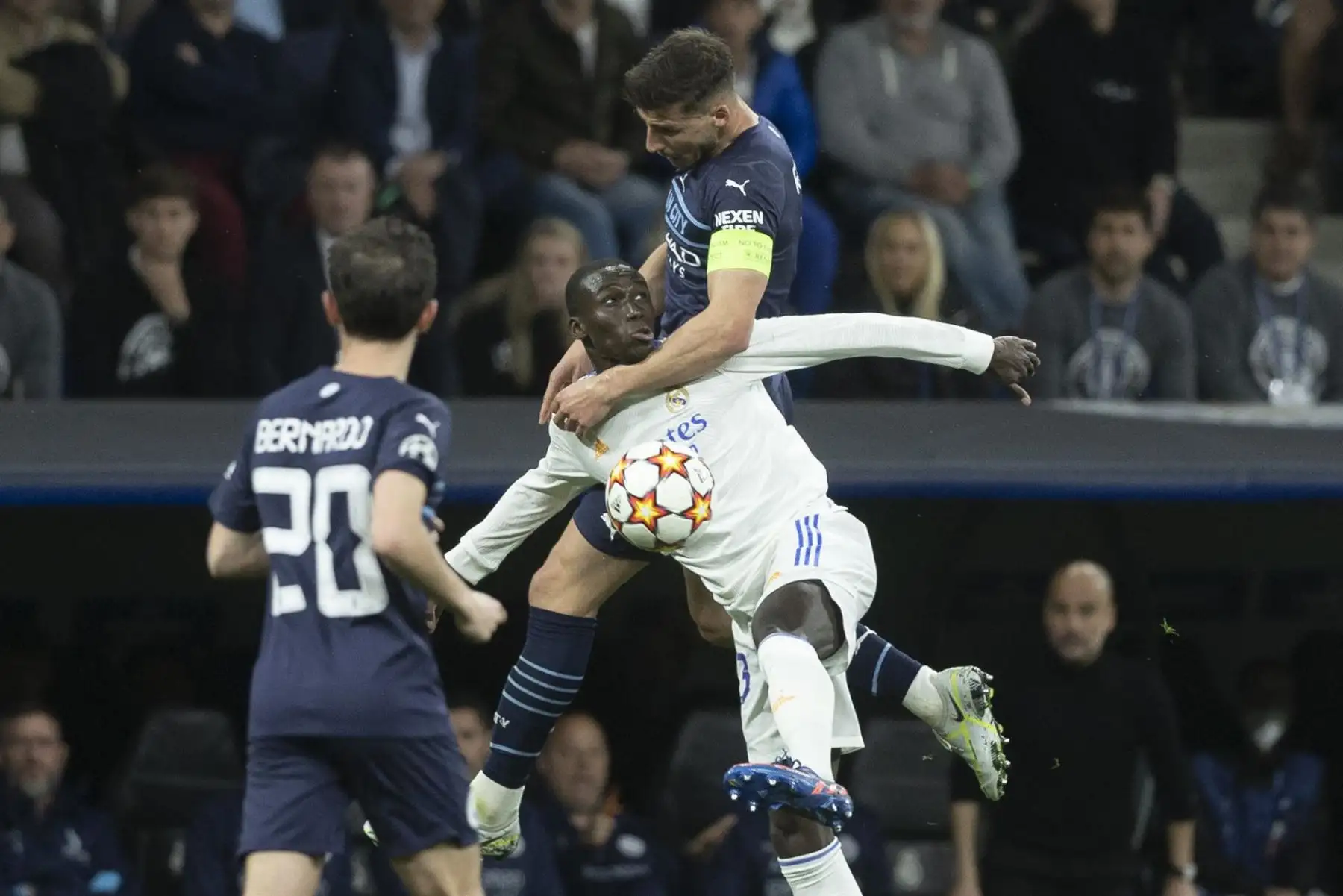 El defensa francés del Real Madrid Ferland Mendy (abajo) lucha con Rúben Dias (arriba), del Manchester City, durante el partido de semifinales de la Liga de Campeones que Real Madrid y Mancester City disputan este miércoles en el estadio Santiago Bernabéu, en Madrid.
Foto: EFE