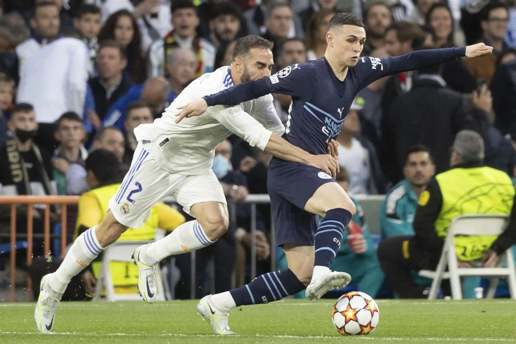 El delantero del Manchester City, Phil Foden (d), intenta llevarse el balón ante el defensa del Real Madrid, Dani Carvajal, durante el encuentro correspondiente a la vuelta de las semifinales de la Liga de Campeones que disputan hoy miércoles en el estadio Santiago Bernabéu, en Madrid .
Foto: EFE