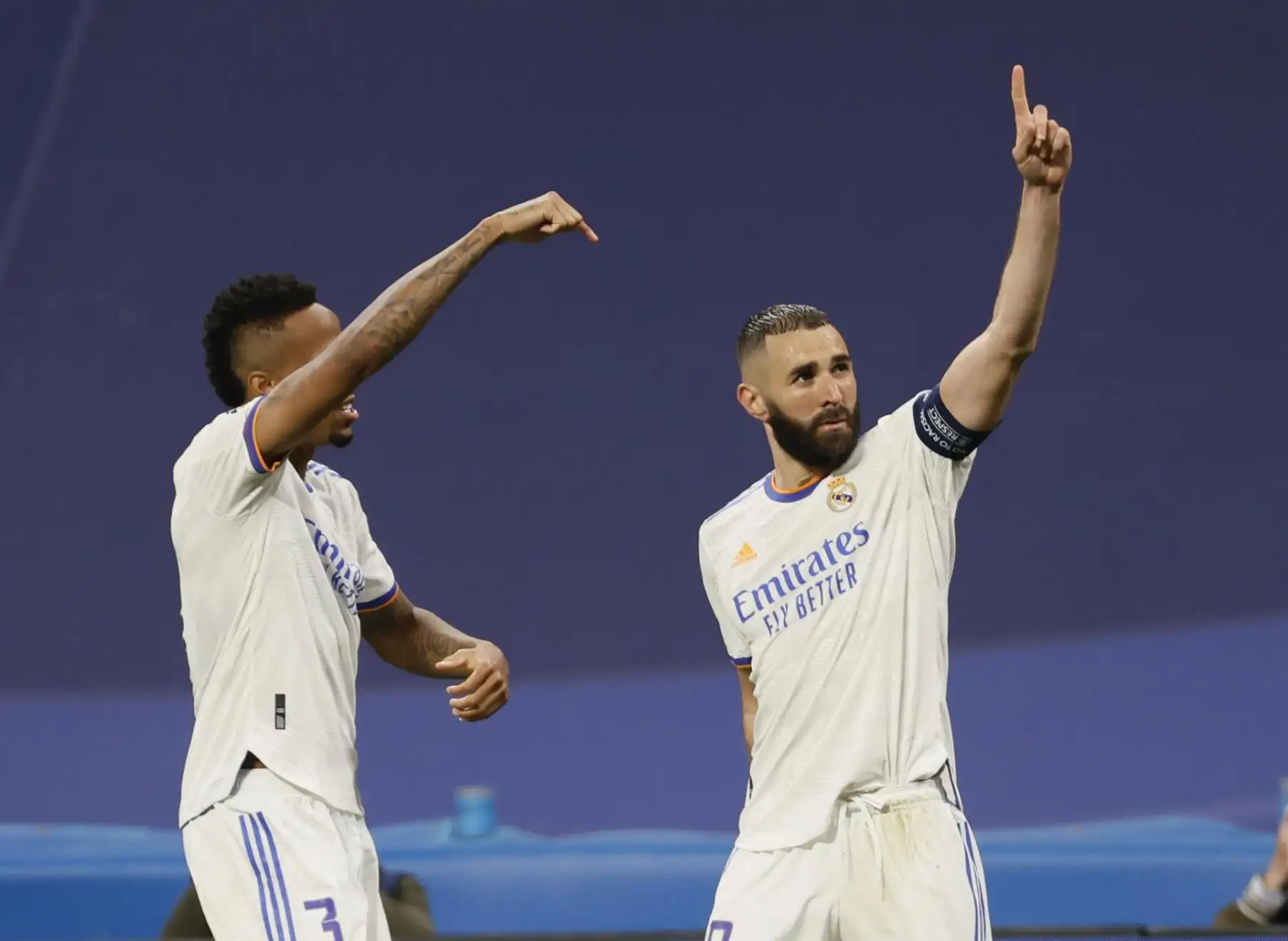 El delantero del Real Madrid Karim Benzemá celebra junto a Eder Militao (i) tras marcar el tercer gol ante el Manchester City, durante el partido de semifinales de la Liga de Campeones que disputan este miércoles en el estadio Santiago Bernabéu, en Madrid.
Foto: EFE