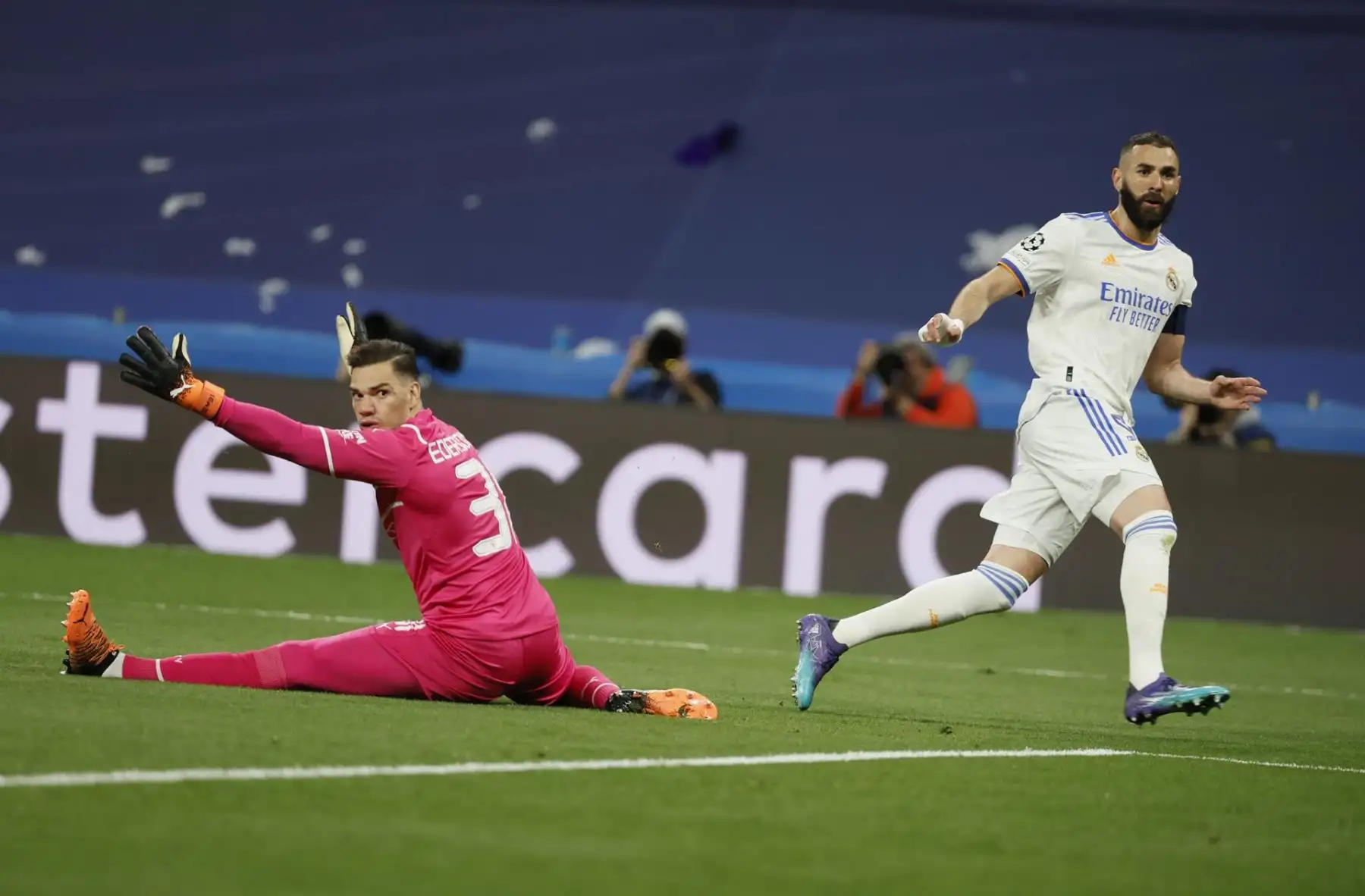 El delantero francés del Real Madrid, Karim Benzema (d), tras su remate ante el guardameta brasileño del Manchester City, Ederson Moraes, durante el encuentro correspondiente a la vuelta de las semifinales de la Liga de Campeones que disputan hoy miércoles en el estadio Santiago Bernabéu, en Madrid.
Foto: EFE