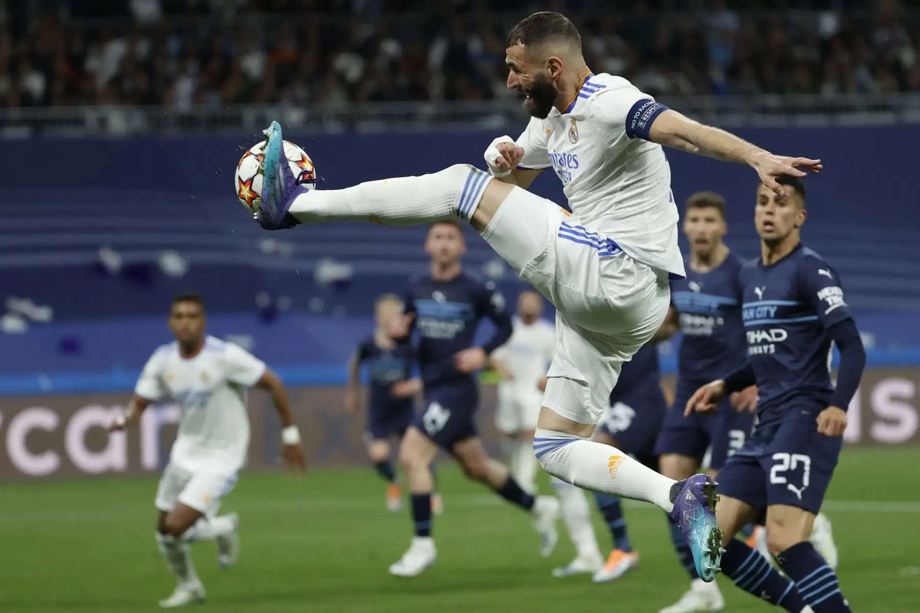 El delantero del Real Madrid Karim Benzemá, durante el partido de semifinales de la Liga de Campeones ante el Manchester City que disputan este miércoles en el estadio Santiago Bernabéu, en Madrid.
Foto: EFE