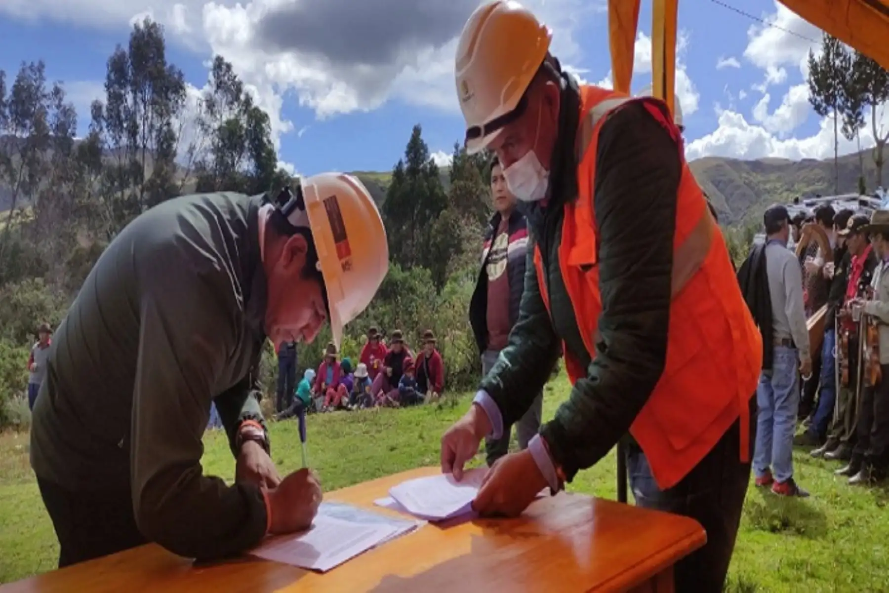 En la ceremonia de colocación de la primera piedra participaron los beneficiarios de la obra, autoridades locales y técnicos especialistas de la Unidad Zonal Huánuco de Agro Rural.