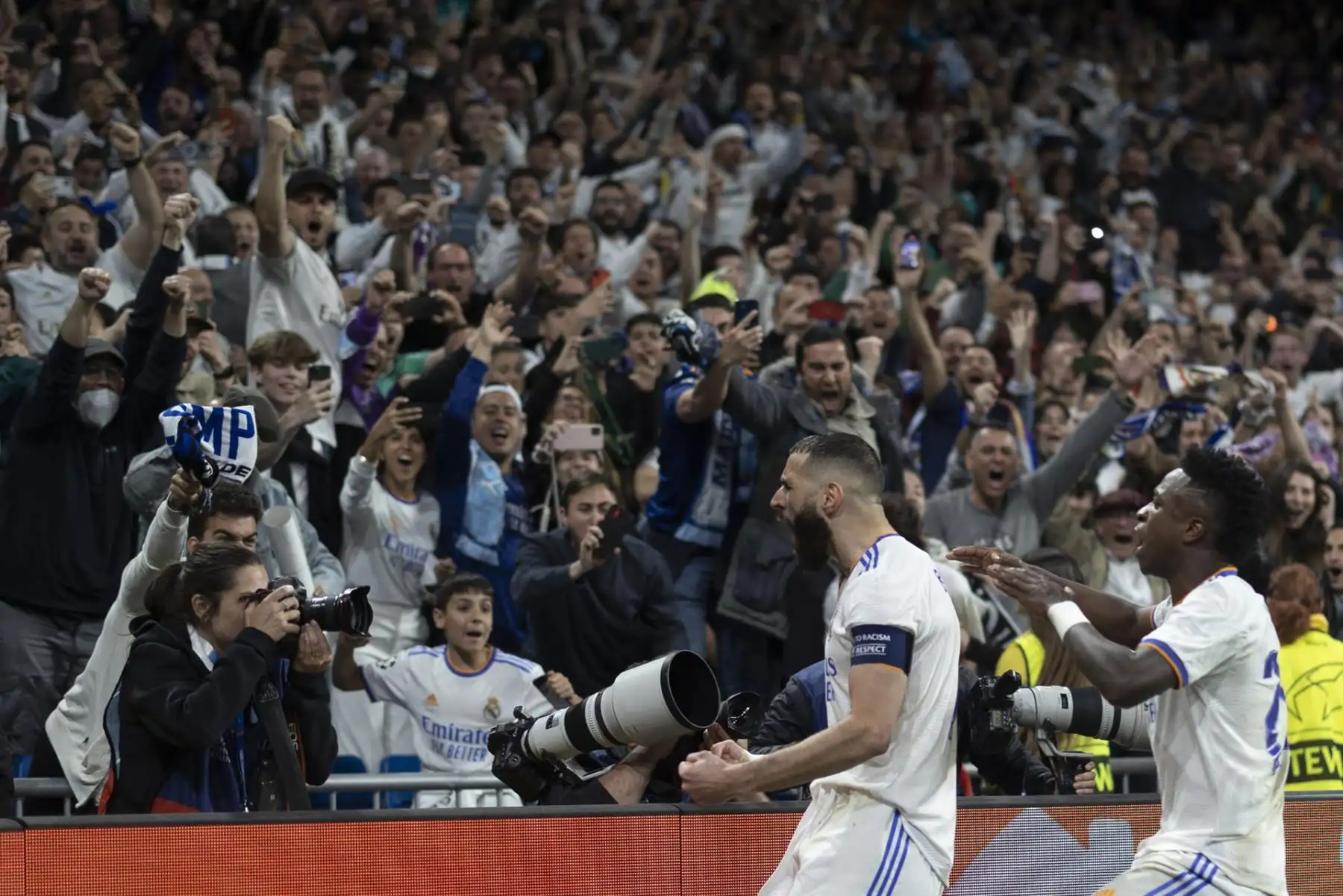 El delantero del Real Madrid Karim Benzemá (i) celebra su gol, durante el partido de semifinales de la Liga de Campeones que Real Madrid y Mancester City disputan este miércoles en el estadio Santiago Bernabéu, en Madrid.
Foto: EFE