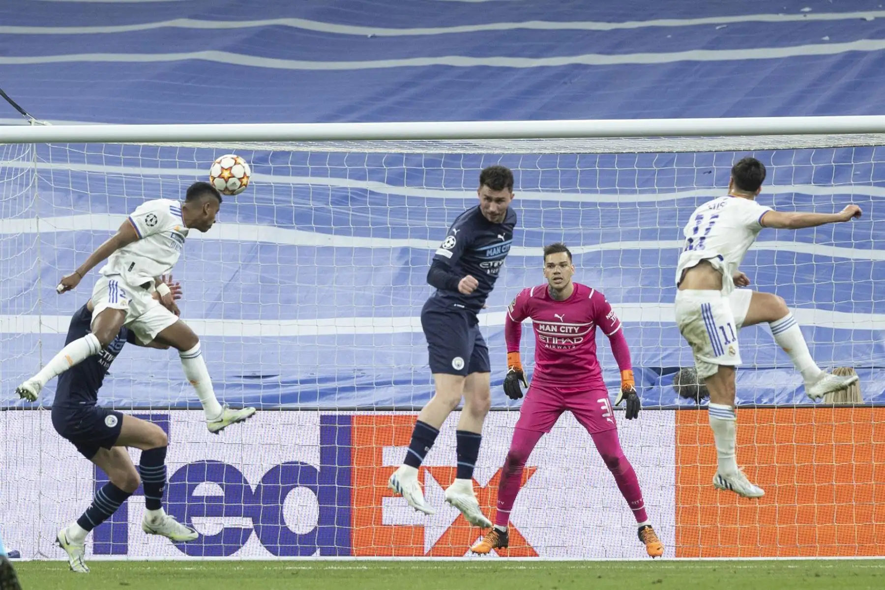 El centrocampista del Real Madrid Rodrygo Silva (i) cabecea para marcar ante el Manchester City, durante el partido de semifinales de la Liga de Campeones que disputan este miércoles en el estadio Santiago Bernabéu, en Madrid. 
Foto: EFE