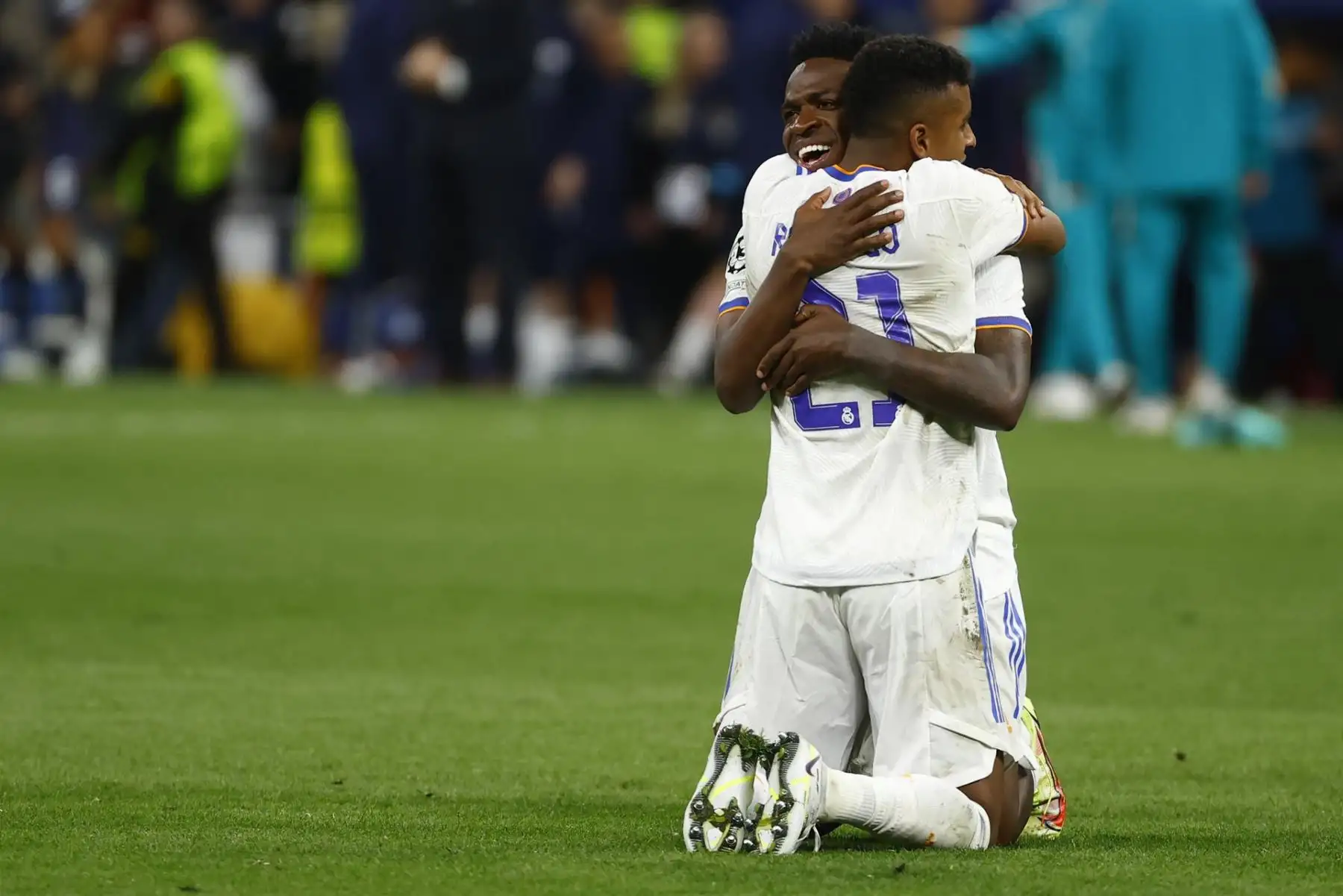 Los jugadores del Real Madrid Rodrygo Silva (d) y Vinucius Junior celebran la victoria ante el Manchester City, al término del partido de semifinales de la Liga de Campeones disputado este miércoles en el estadio Santiago Bernabéu, en Madrid.
Foto: EFE