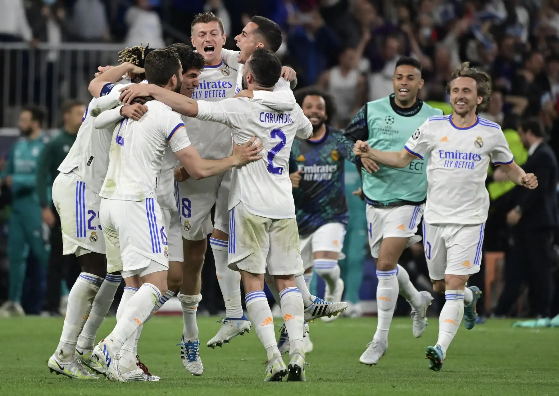 El centrocampista alemán del Real Madrid Toni Kroos (centro) y sus compañeros celebran al final del partido de vuelta de la semifinal de la UEFA Champions League entre el Real Madrid CF y el Manchester City en el estadio Santiago Bernabeu de Madrid.
Foto: AFP