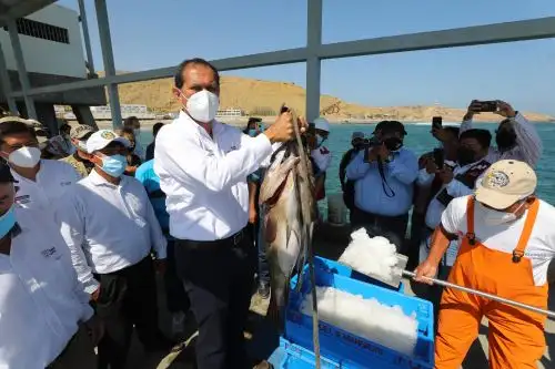 El ministro Jorge Prado (Produce) participó en la entrega del desembarcadero de Cabo Blanco. Foto: ANDINA/Difusión.