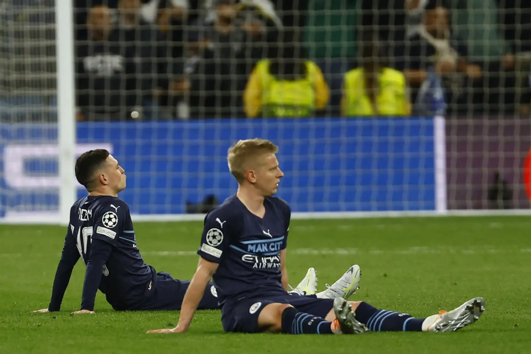 Los jugadores del Manchester City, Phil Foden (i) y el ucraniano Alexander Zinchenko, a la finalización del encuentro correspondiente a la vuelta de las semifinales de la Liga de Campeones que han disputado hoy miércoles frente al Real Madrid en el estadio Santiago Bernabéu, en Madrid.
Foto: EFE