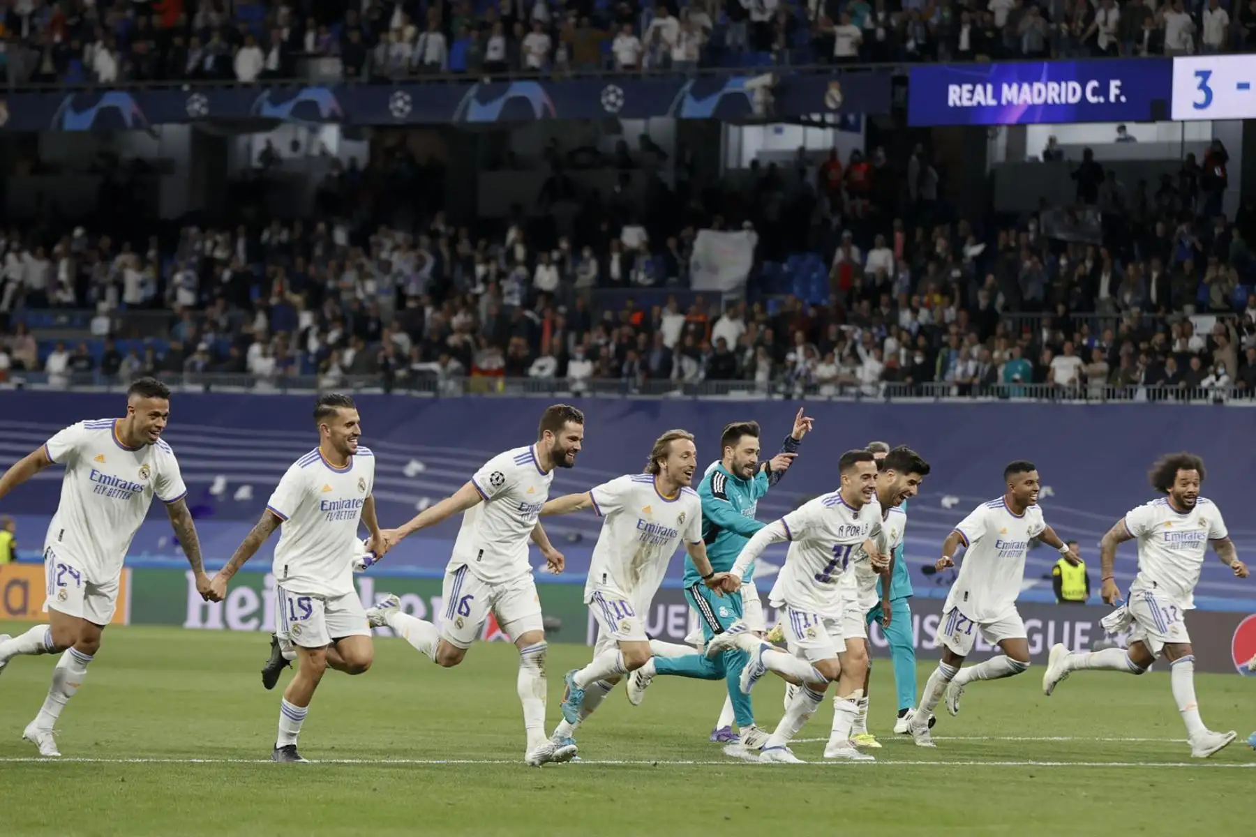 Los jugadores del Real Madrid celebran el pase del equipo blanco a la final de la Liga de Campeones tras derrotar al Manchester City en el encuentro que han disputado hoy miércoles en el estadio Santiago Bernabéu, en Madrid. 
Foto: EFE