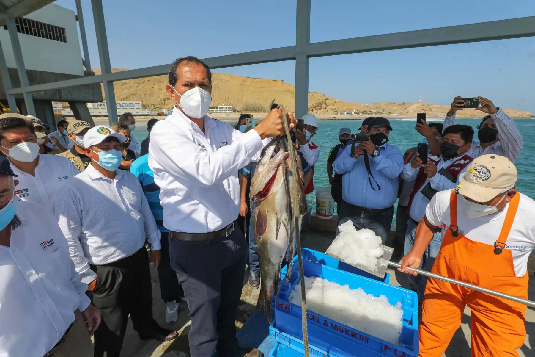 Así lo anunció el titular del Produce, Jorge Luis Prado Palomino, quien junto con los pescadores de la zona resaltó que esta infraestructura, esperada por los pobladores del distrito talareño de El Alto, generará un impacto económico y social.
Foto: ANDINA/Produce