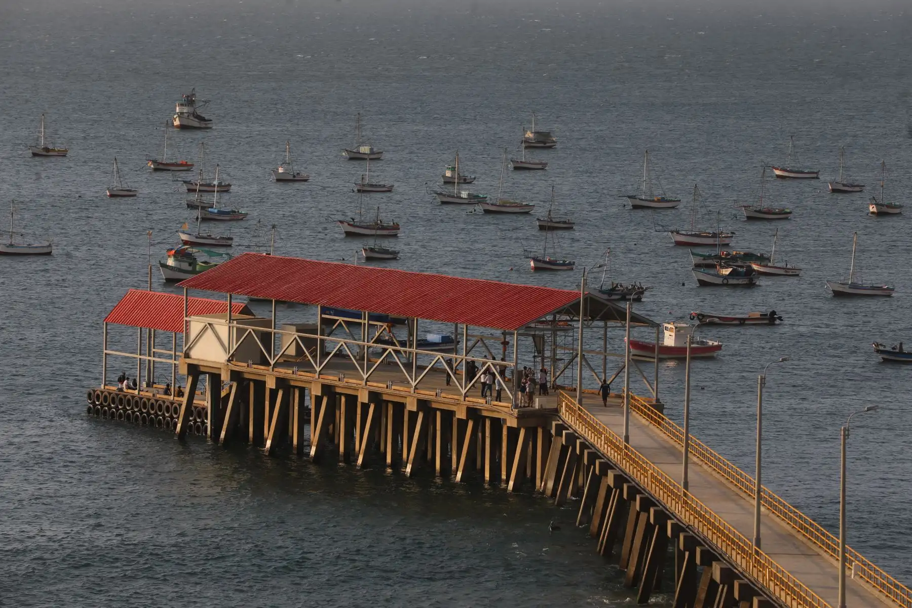 La inversión contempla el mejoramiento de sus servicios, y destaca la construcción de un muelle con 161 metros de longitud, cabezo de 34 metros de longitud, plataforma baja, y un emisor submarino de más de mil metros.
Foto: ANDINA/Produce
