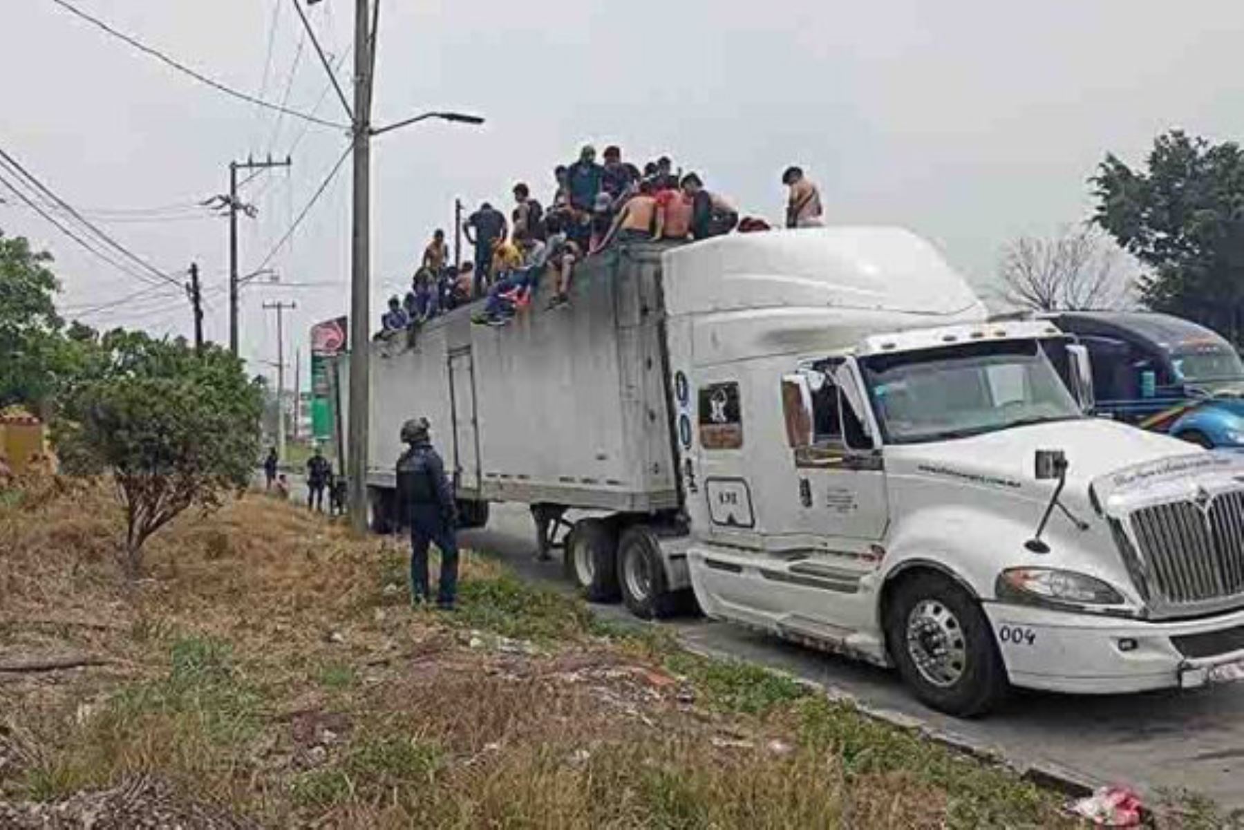 Fotografía cedida hoy por la Secretaría de Seguridad Publica Estatal donde se observa a mas de un centenar de migrantes rescatados de un trailer, en la ciudad de Córdoba, estado de Veracruz (México). Foto: EFE