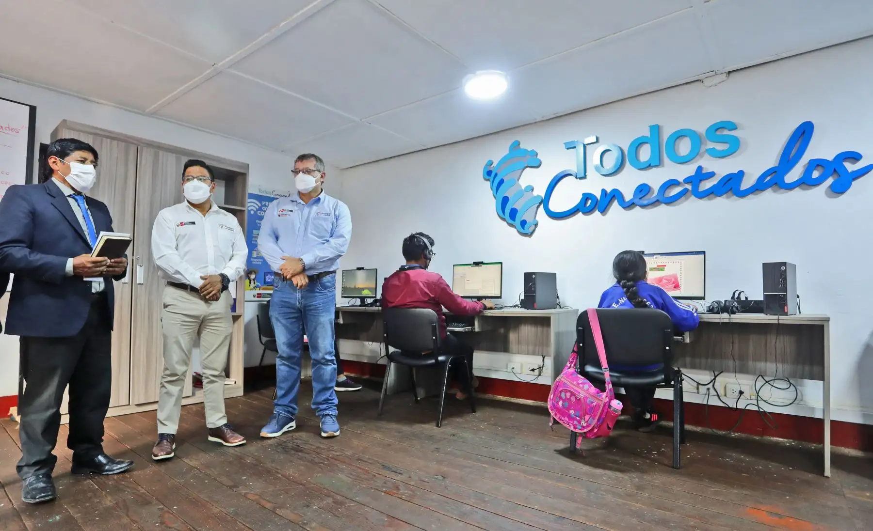 El viceministro de Comunicaciones, Virgilio Tito Chura, y el director del Programa Nacional de Telecomunicaciones (Pronatel), Daniel Lizárraga, pusieron hoy en marcha, en la provincia de Huarochirí (Región Lima), un Centro de Acceso Digital del Plan “Todos Conectados” que brindará acceso gratuito a una plataforma de Internet con contenido en quechua y español.
Foto: ANDINA/MTC
