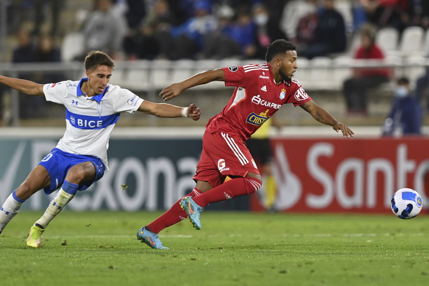Copa Libertadores: Cristal vence a la Católica por 1-0 al final del primer tiempo