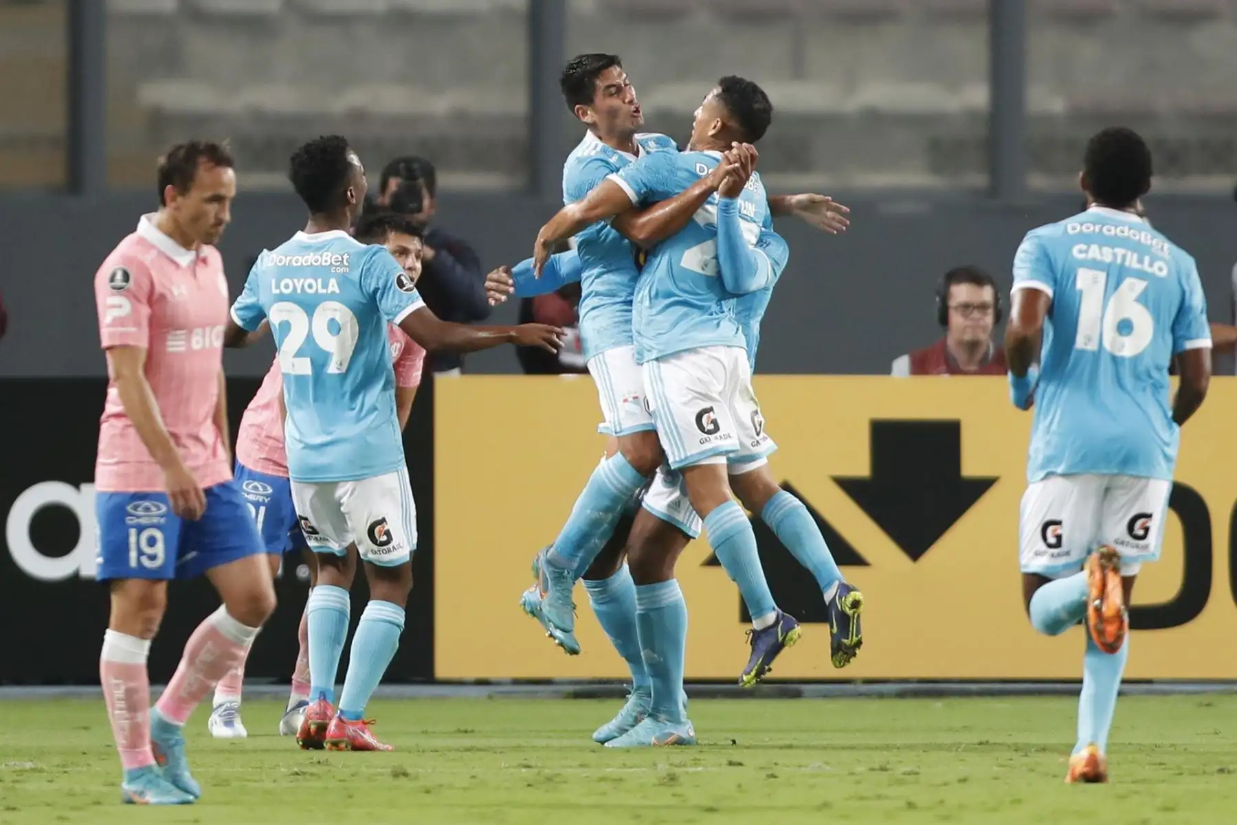 Jugadores de Sporting Cristal celebran el gol de Percy Liza, en un partido de la Copa Libertadores entre Sporting Cristal y Universidad Católica en el estadio Nacional en Lima.
Foto: EFE