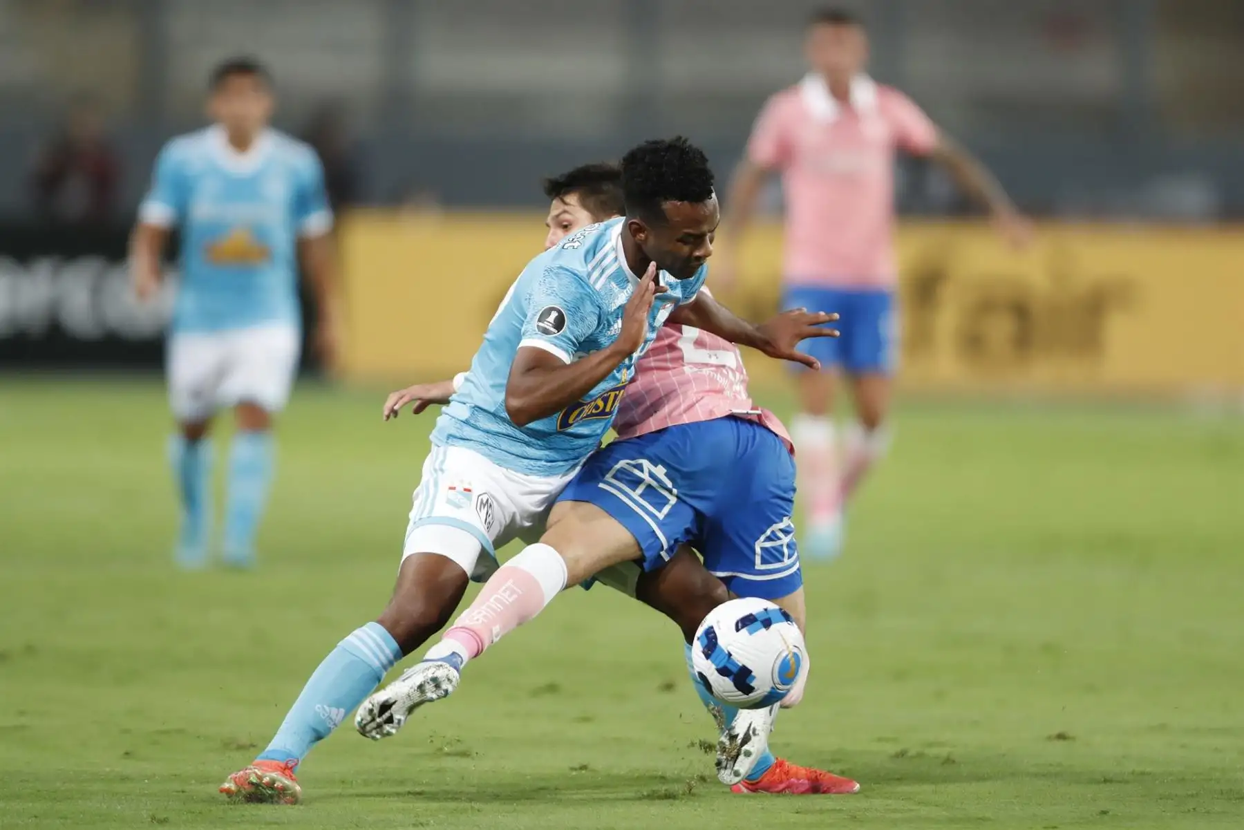 Nilson Loyola (i) de Sporting disputa un balón con Raimundo Rebolledo de Católica, en un partido de la Copa Libertadores entre Sporting Cristal y Universidad Católica en el estadio Nacional en Lima.
Foto: EFE