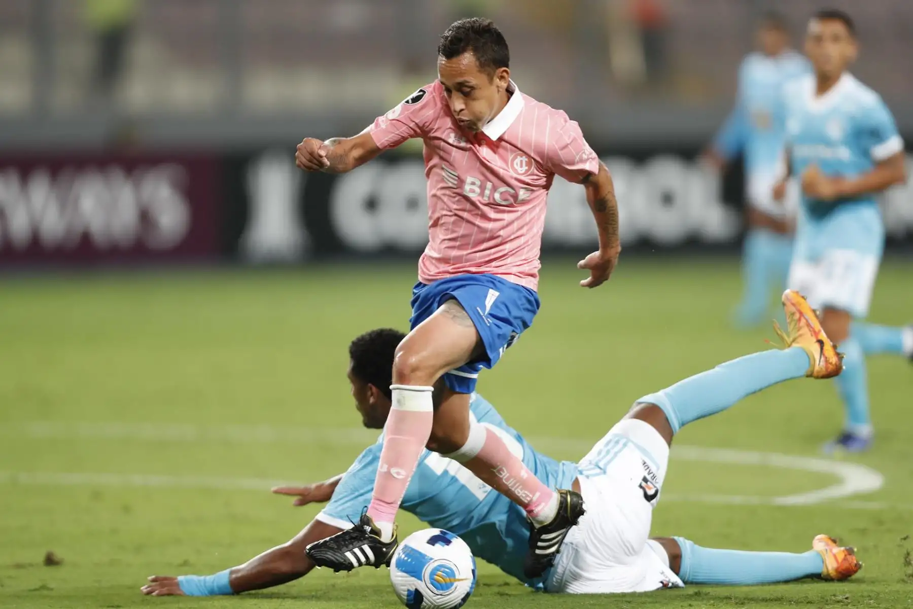 Jesús Castillo (abajo) de Sporting disputa un balón con Fabián Orellana de Católica, en un partido de la Copa Libertadores entre Sporting Cristal y Universidad Católica en el estadio Nacional en Lima.
Foto: EFE